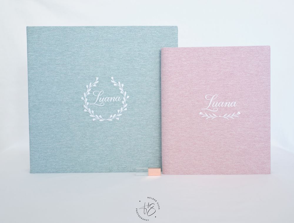 Caixa com revestimento em linho de cor Aqua verde, mais álbum em linho de cor rosa Petula, com  bordado na capa., mais Pen Drive Cristal.