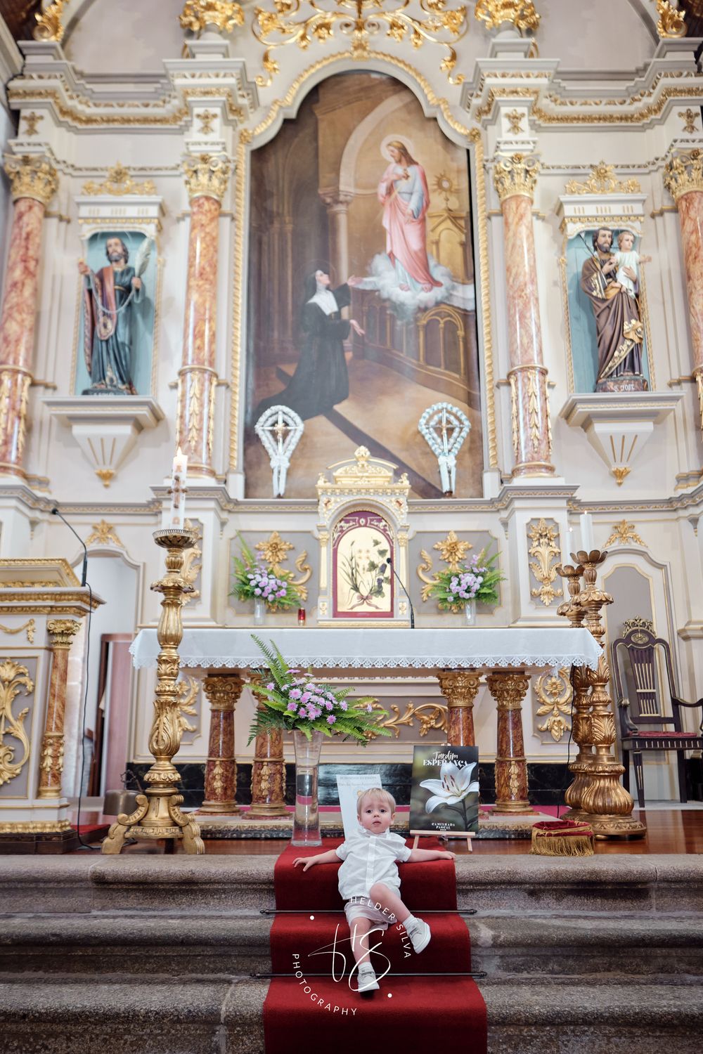 Bebe sentado nas escadas do altar da igreja