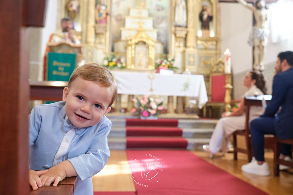 Bebe a olhar para a maquina fotográfica