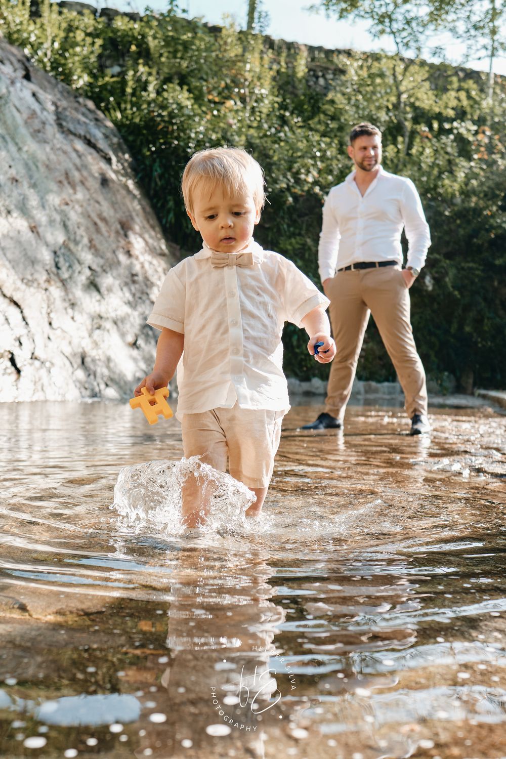 Bebe vestido a caminhar dentro da agua
