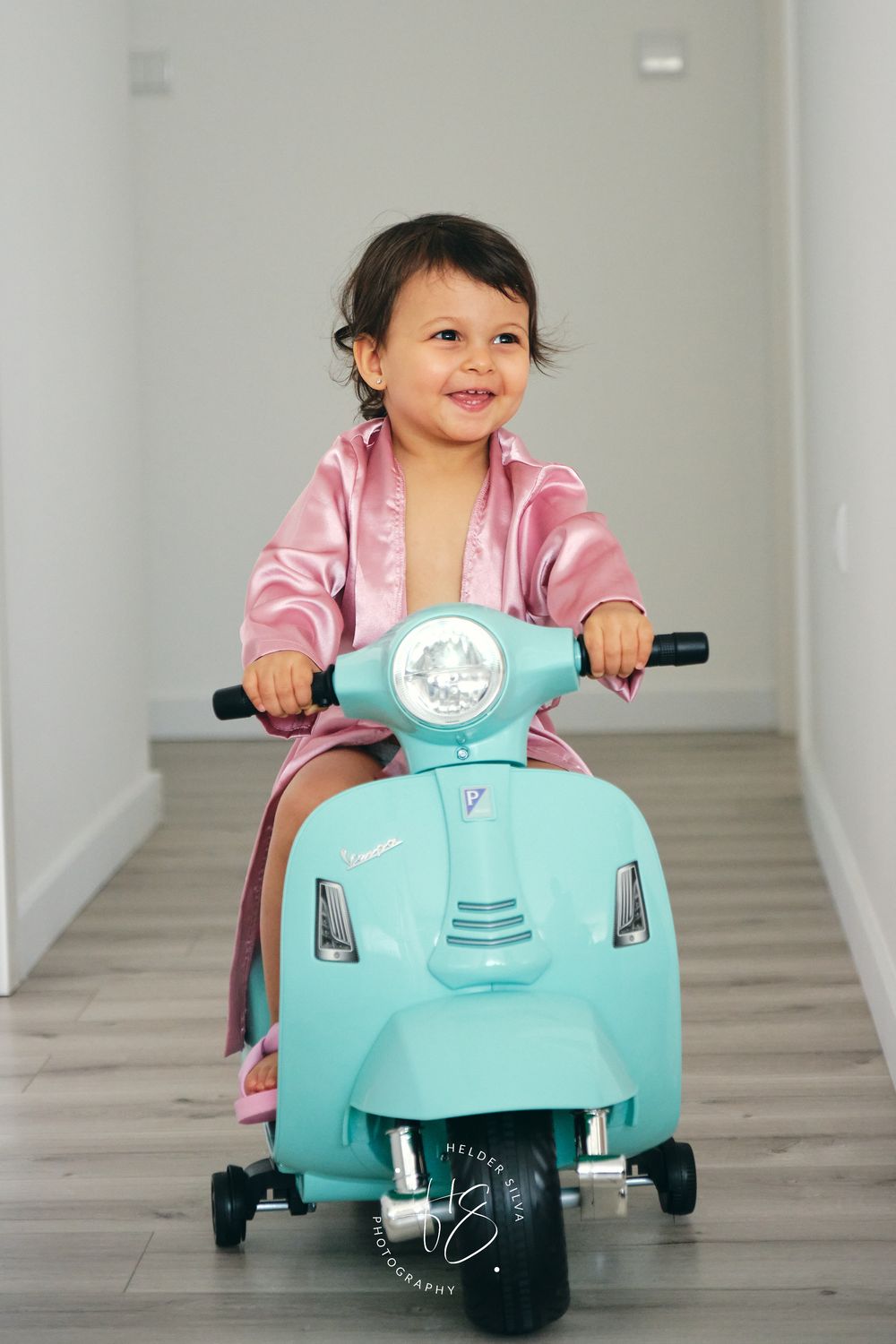 Bebe com robe andar de vespa elétrica