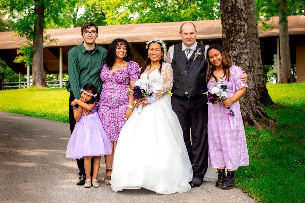 Wedding couple posing with family during their Chattanooga wedding day