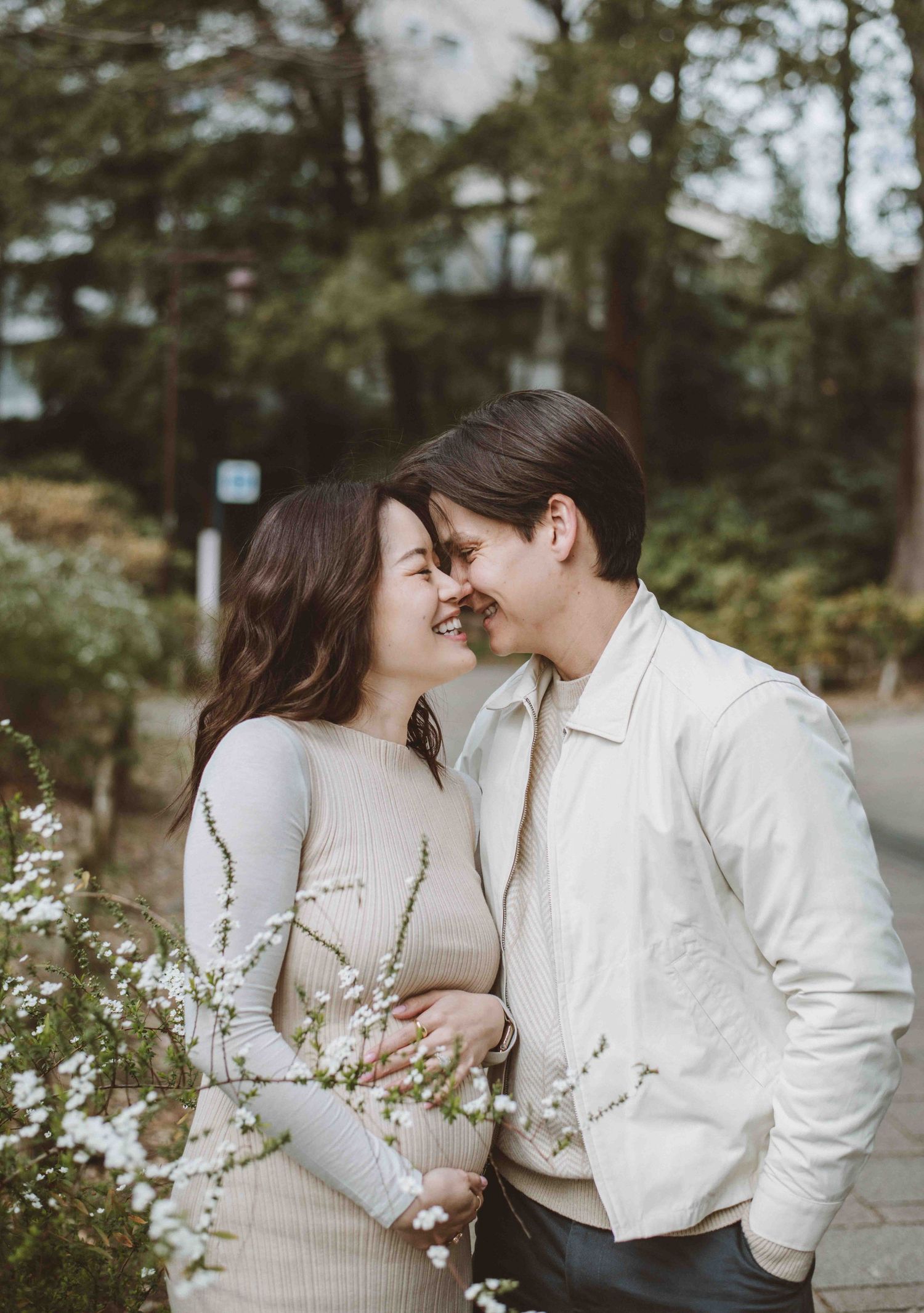 A beautfiul maternity portrait of a couple in Inokashira Park