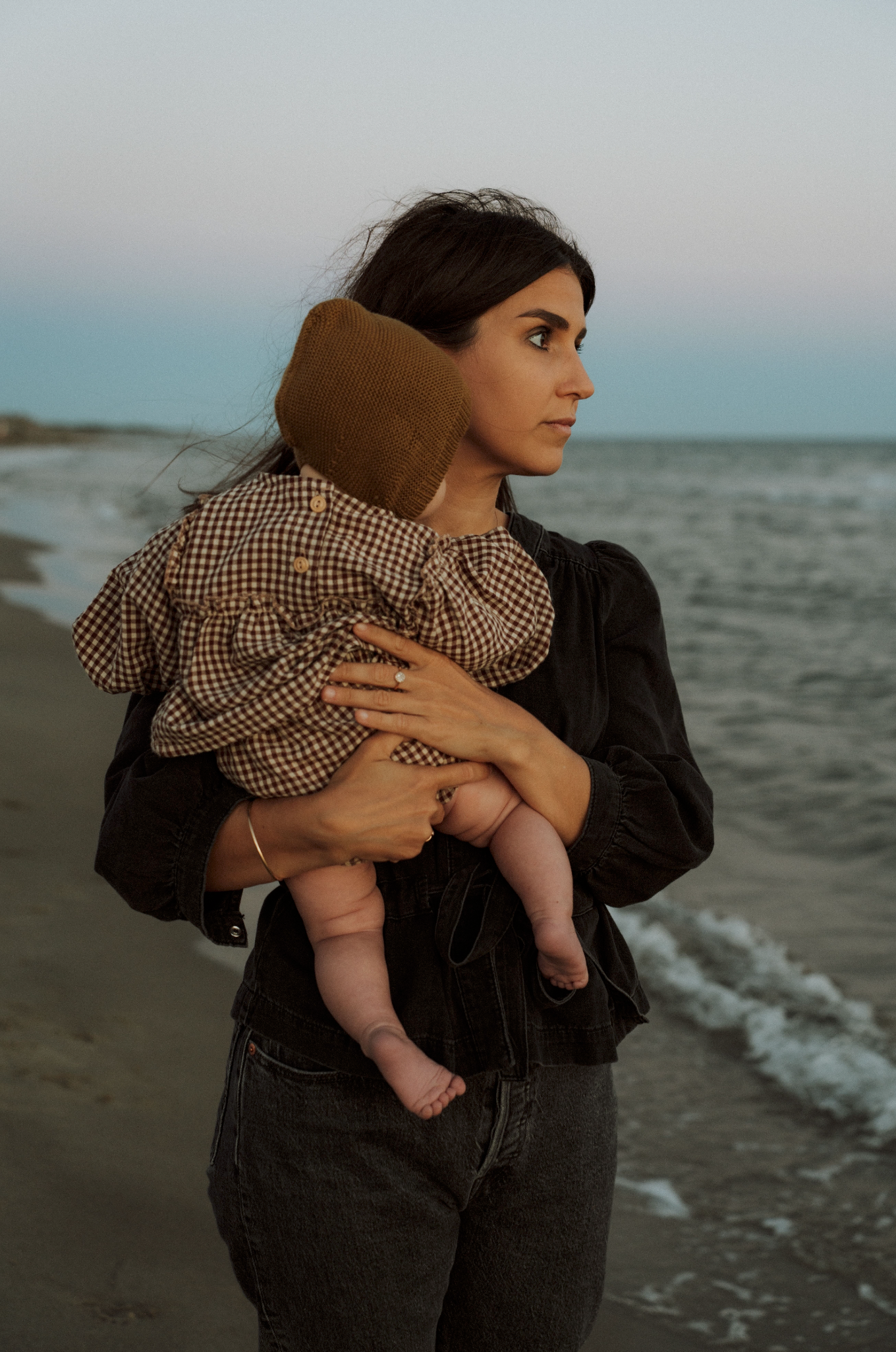 Séance photo mère fille à la plage au coucher de soleil au grau du roi