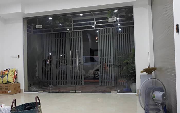 Mẫu cửa kính cường lực thủy lực mở quay 2 cánh  lắp tại Nguyễn Trãi