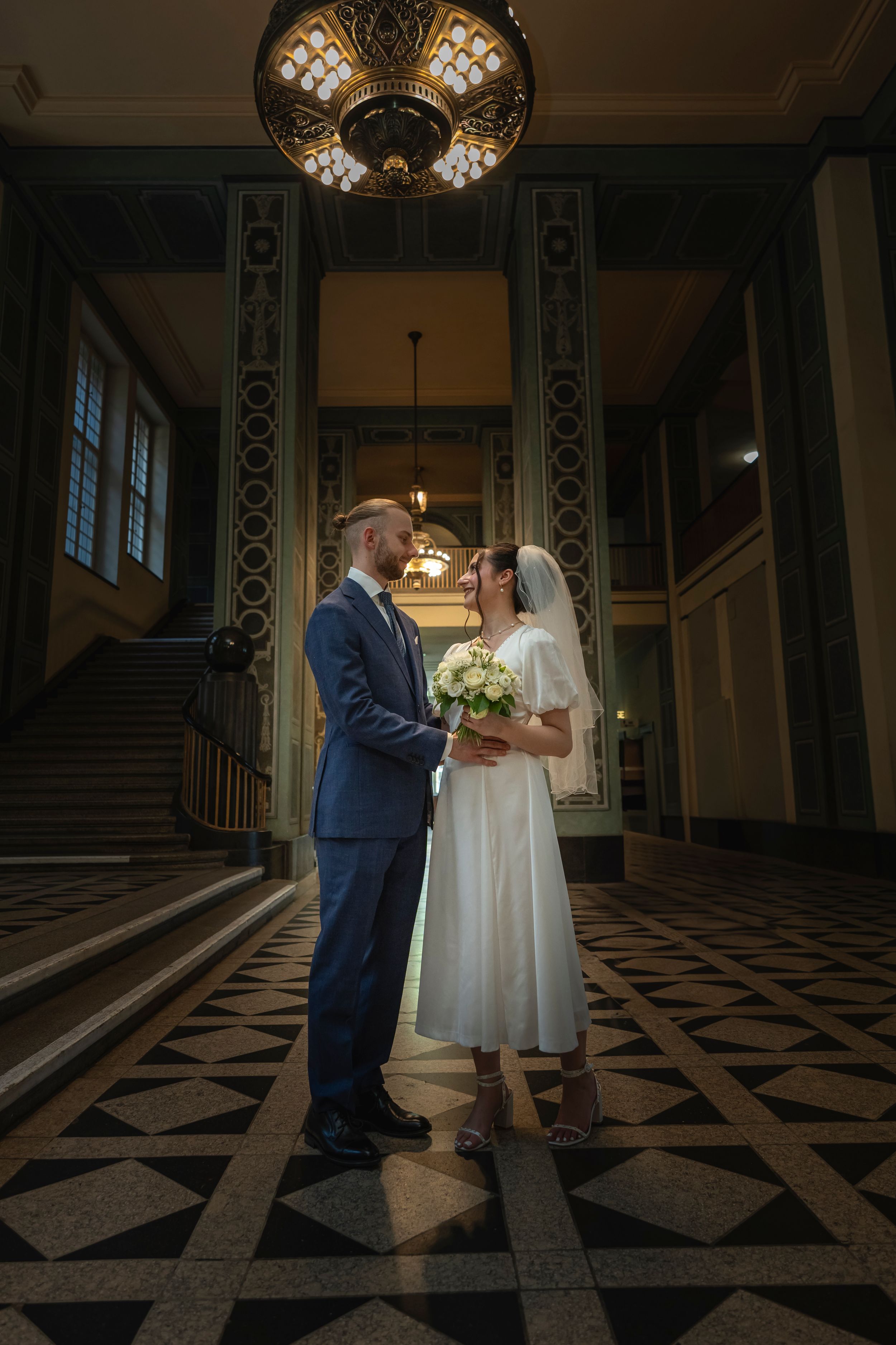 Standesamt berlin Spandau - Hochzeitsfotograf Berlin Brautpaar fotos in flur