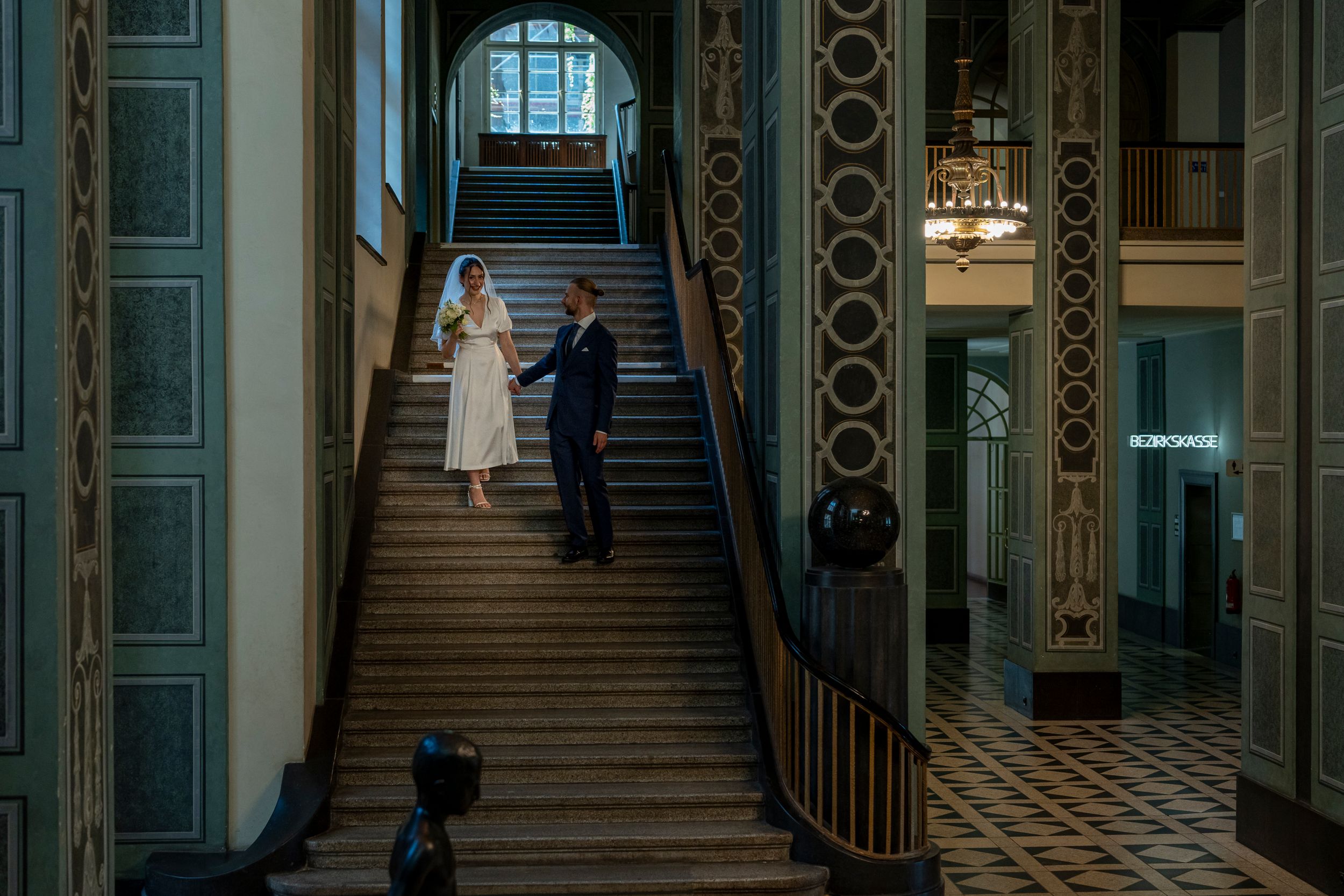 Standesamt berlin Spandau - Hochzeitsfotograf Berlin Brautpaar fotos Treppe