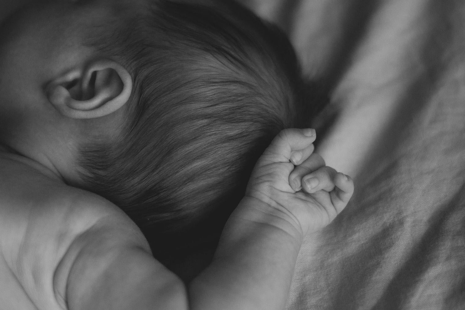 Photo en noir et blanc d'une main de bébé