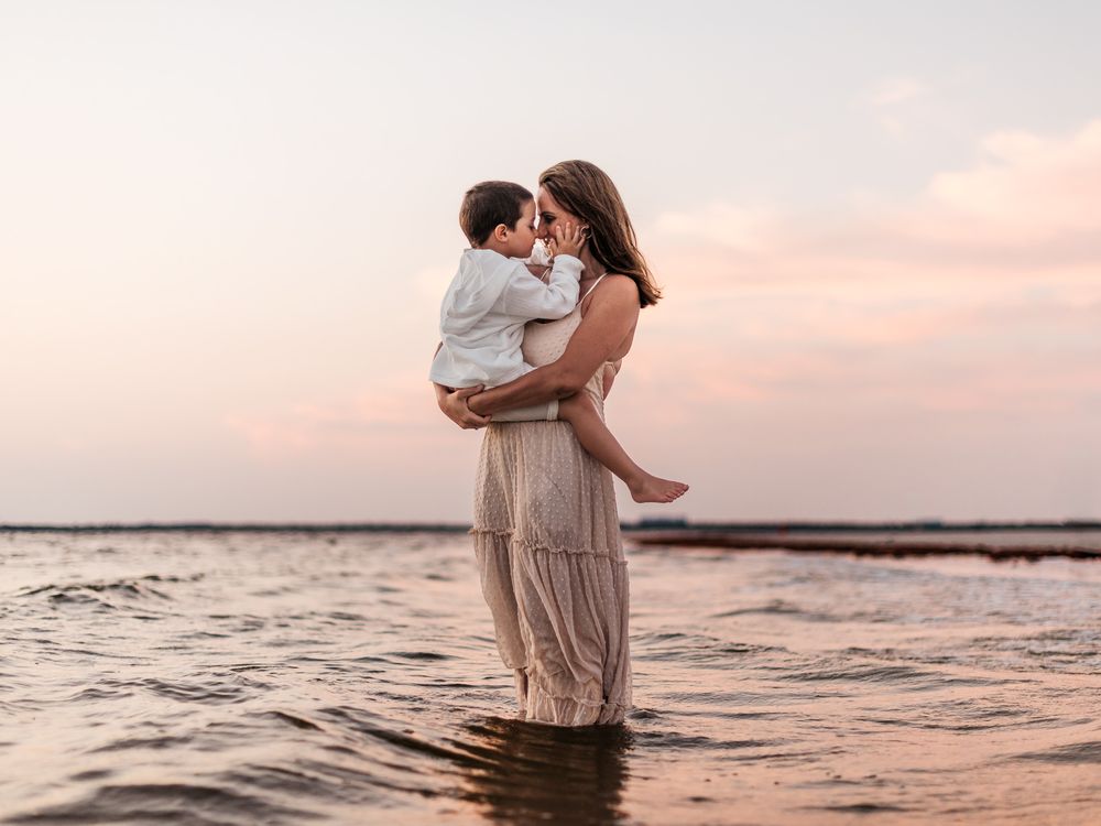 Destin Florida Family Photographer specials going on near me. Spring time discounts for family photos. Destin fun things to do for tourist
