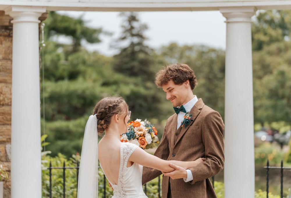 Ally & Jesse Como Conservatory First Look