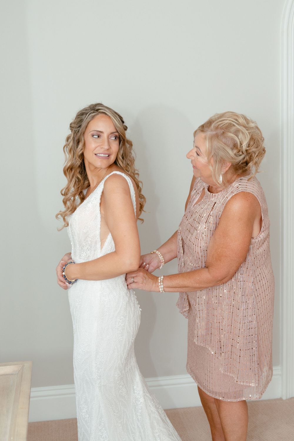 bridal suite, mother with daughter getting into dress for portraits, horse stamp inn, georgia wedding venues, horse