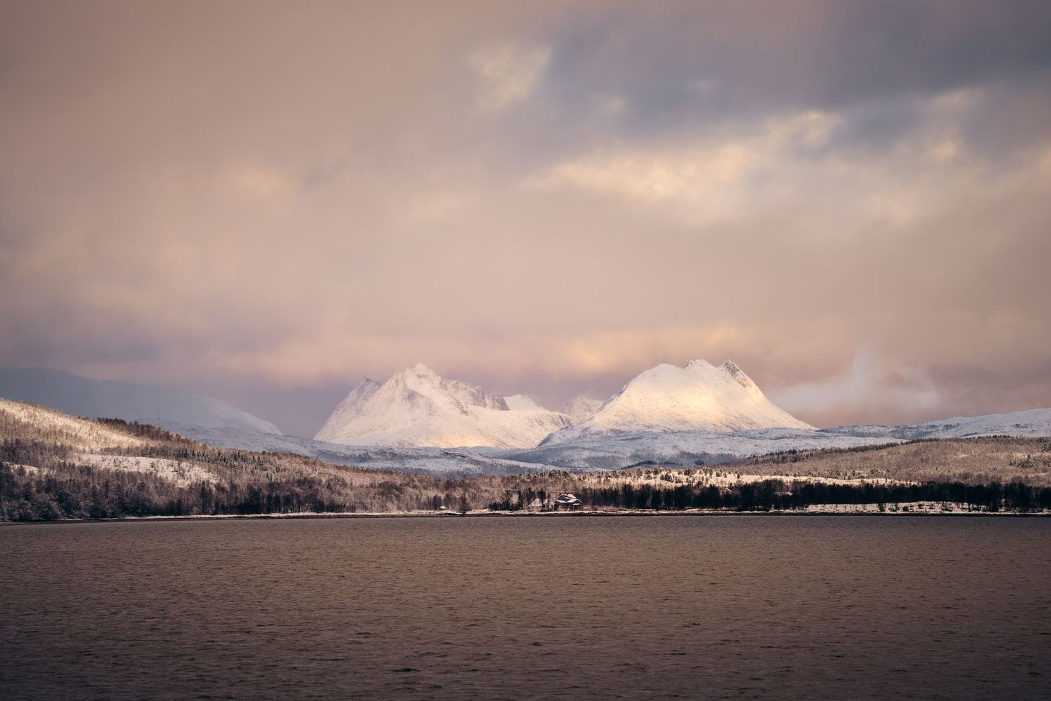 montagnes enneigées fjord de senja