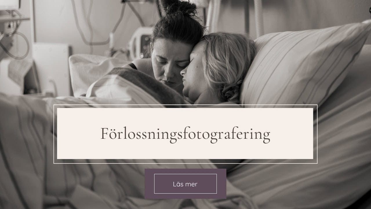 Svartvit bild på nyblivna föräldrar i en sjukhussäng. "Förlossningsfotografering" står framför + en lila knapp med texten "läs mer"