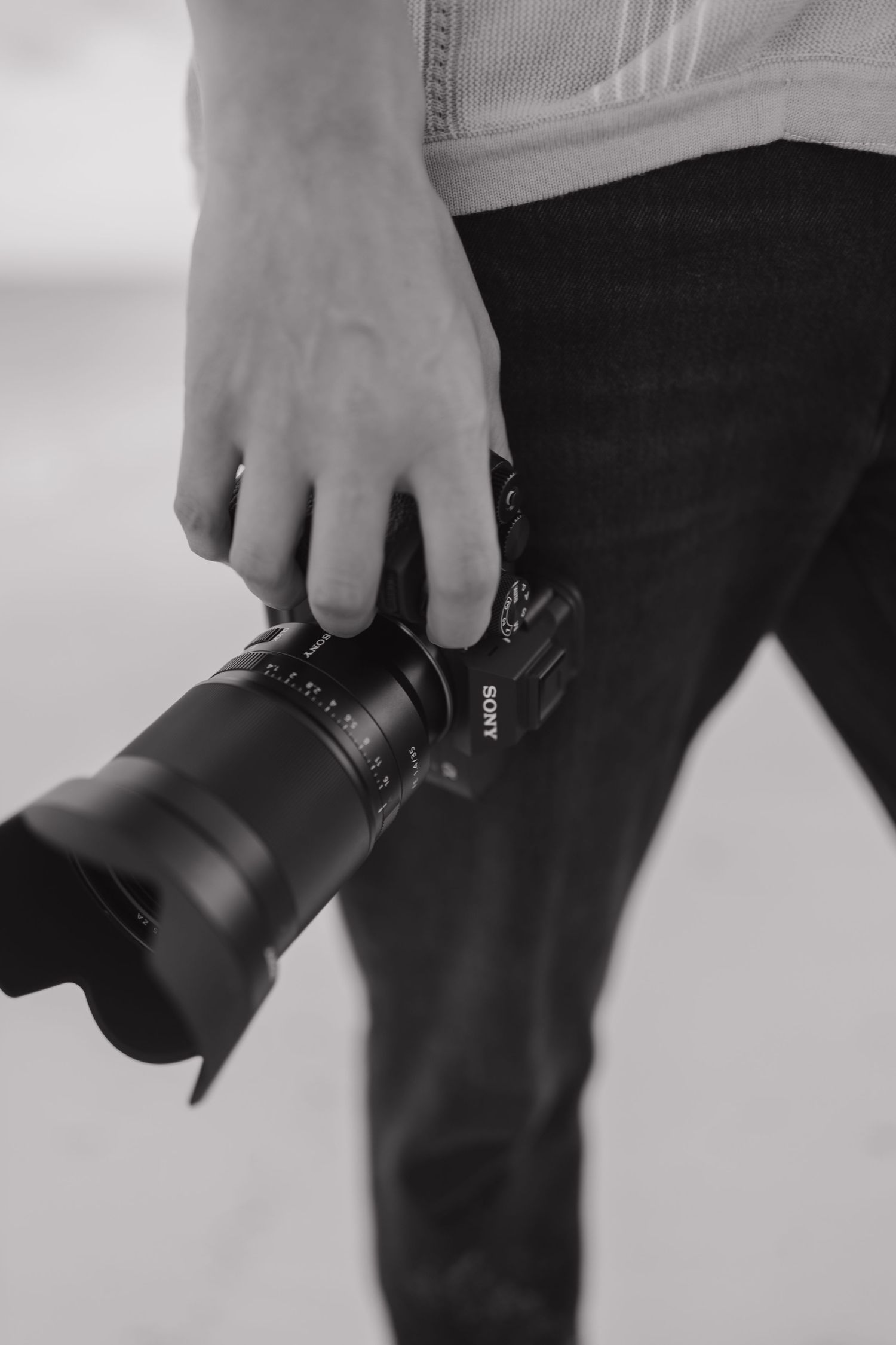 Behind the scenes detail of a FilmMar MX wedding photographer holding a camera during a Riviera Maya wedding shoot.