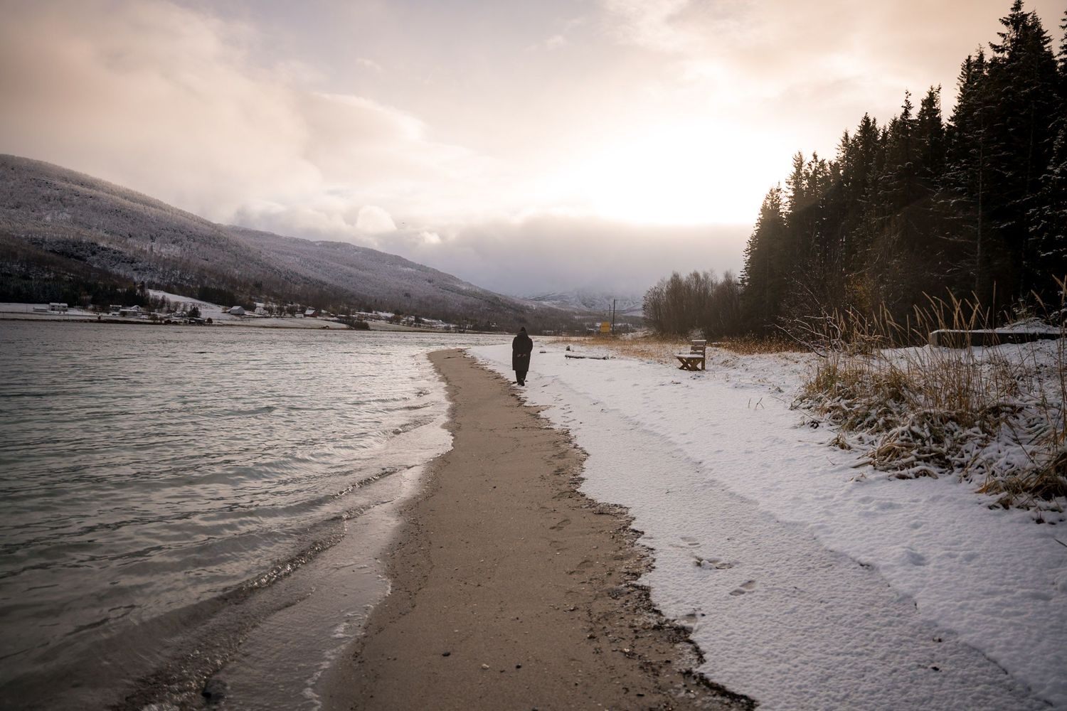 randonneuse sur la plage de gibostad à senja