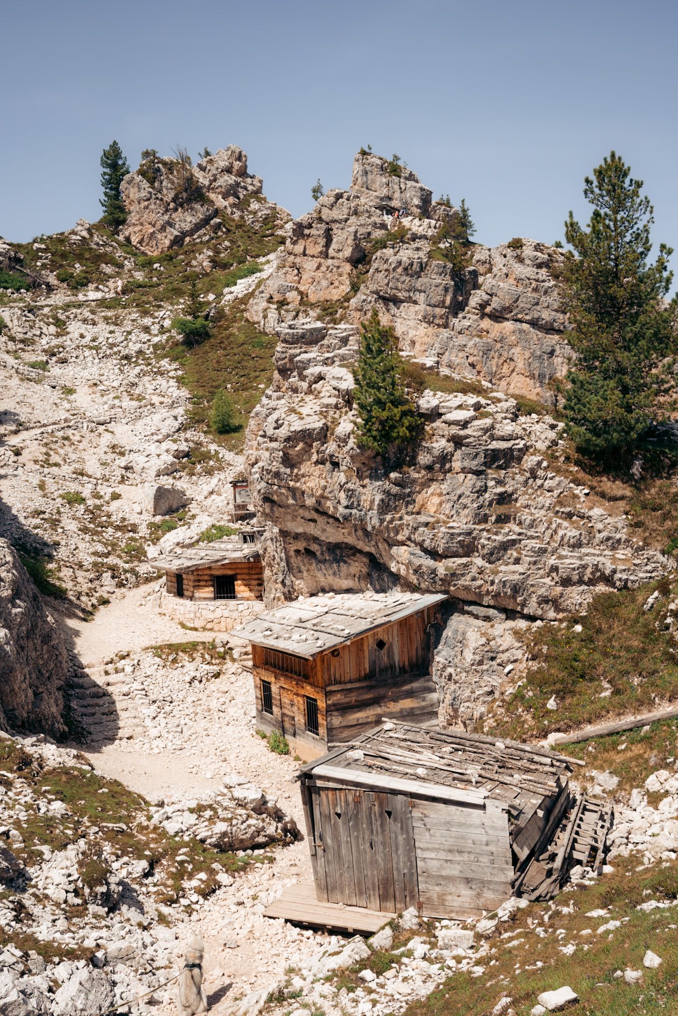 vestiges de la seconde guerre mondiale au cinque torri dans les dolomites
