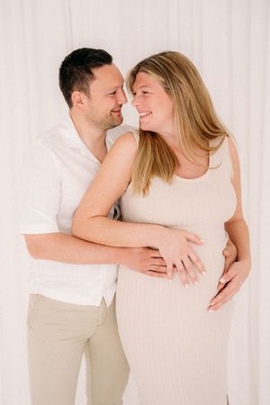 Zwangerschapsshoot in daglichtstudio kerkplein 4, 2650 Edegem