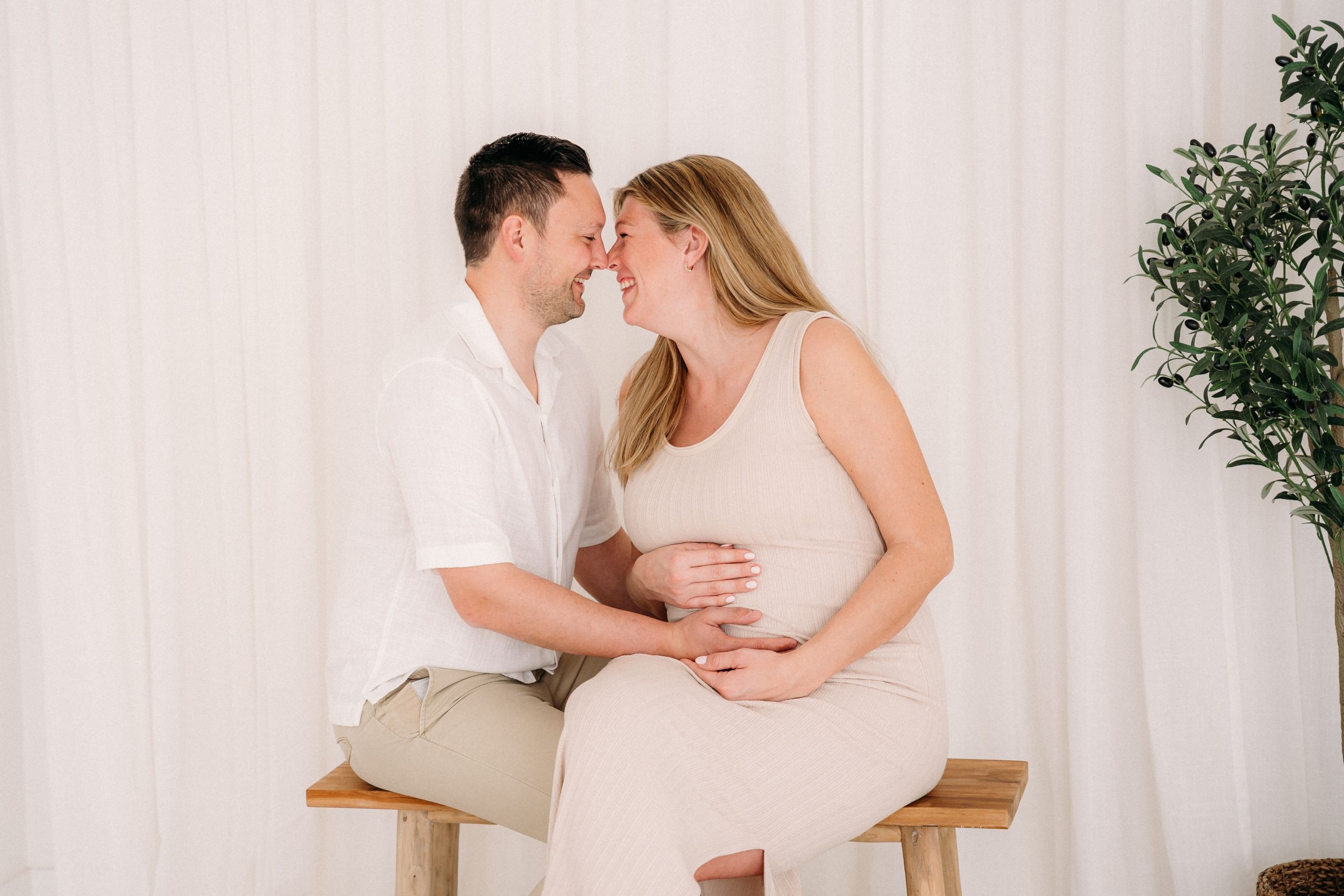 Zwangerschapsshoot met partner in daglichtstudio Edegem