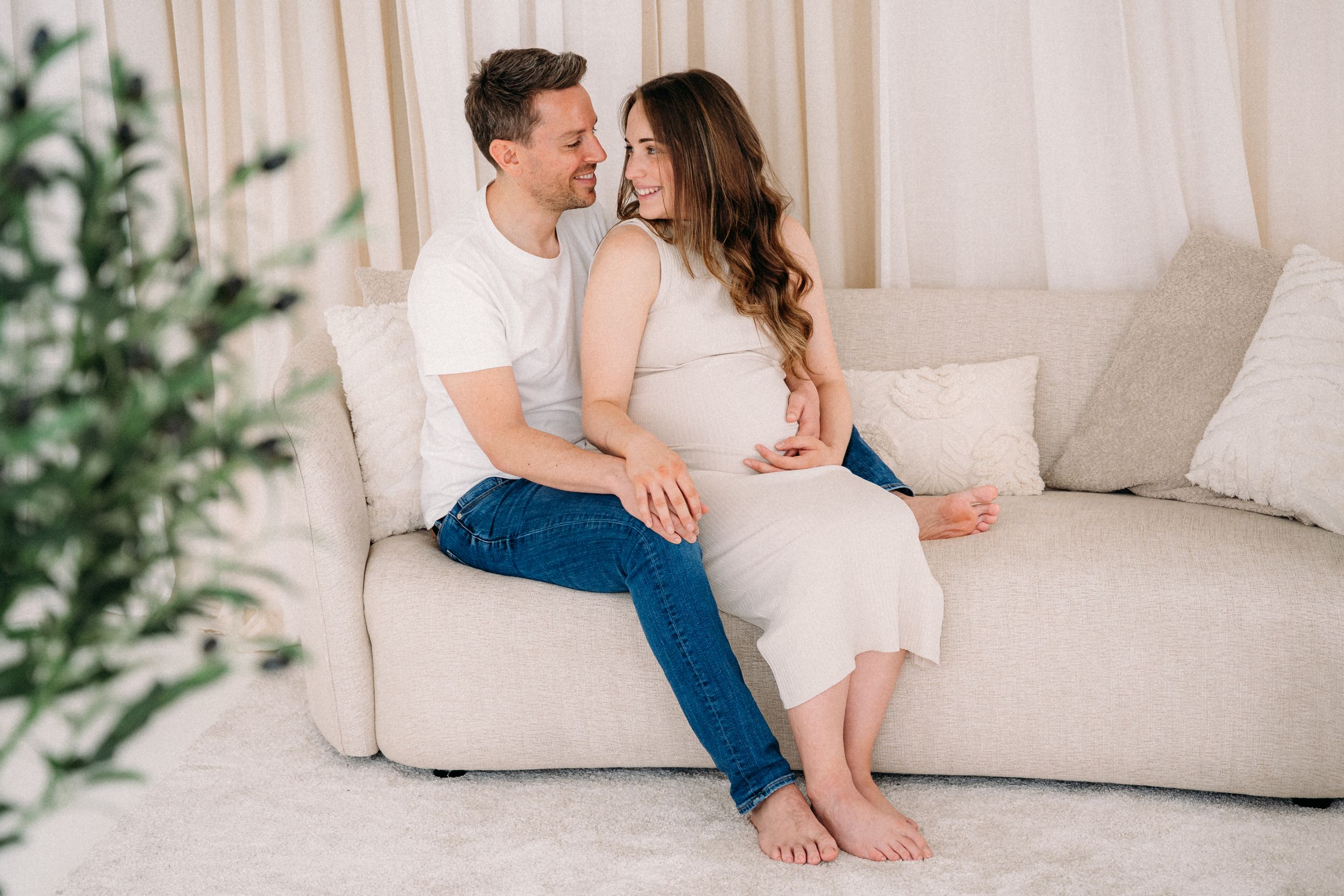 Maternity shoot met koppel, bolle buik en liefdevolle blik