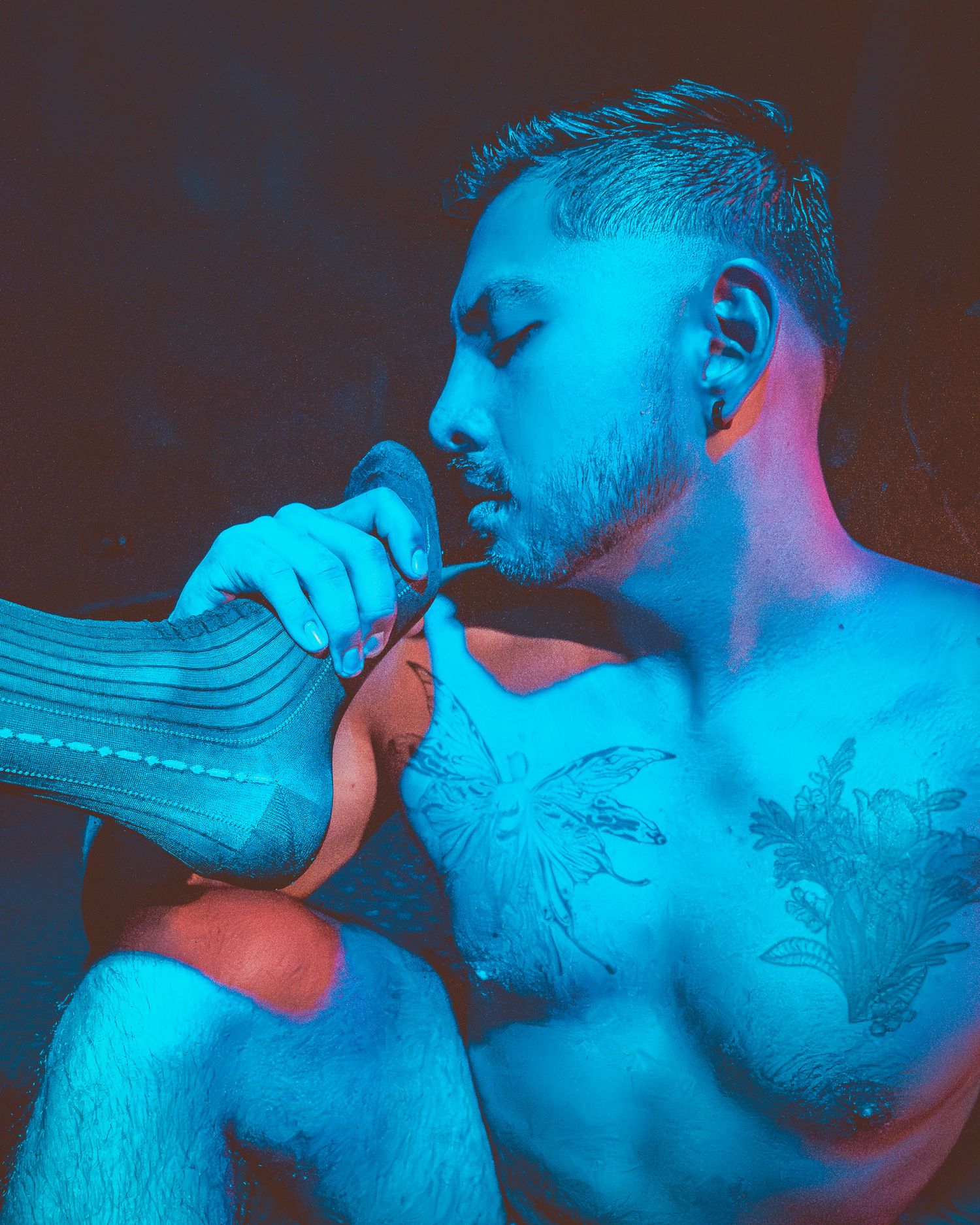 Fotografía pareja masculina explorando intimidad corporal en estudio en Ciudad de México, por Photo Iconiq