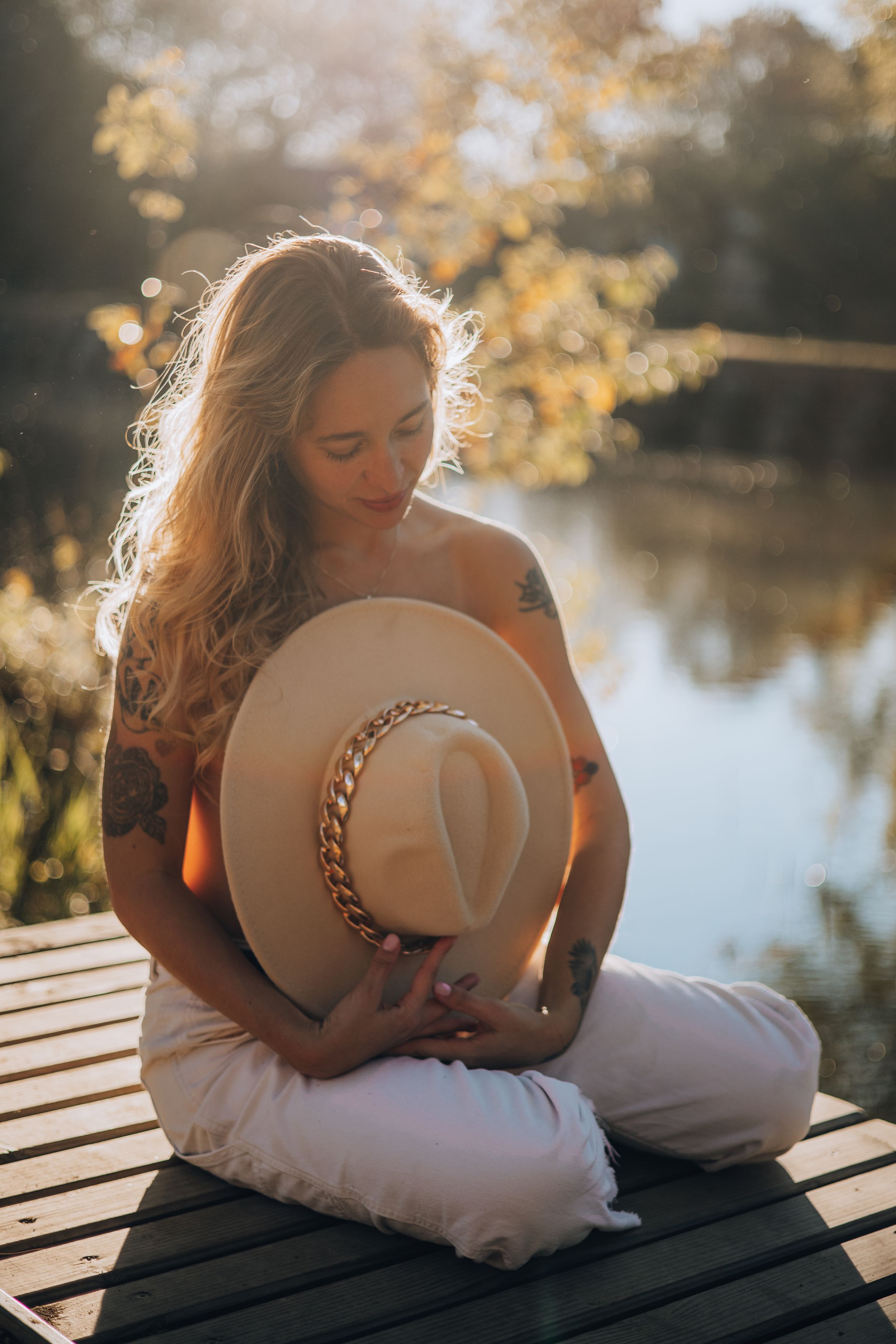 portrait femme spontané en extérieur au coucher du soleil