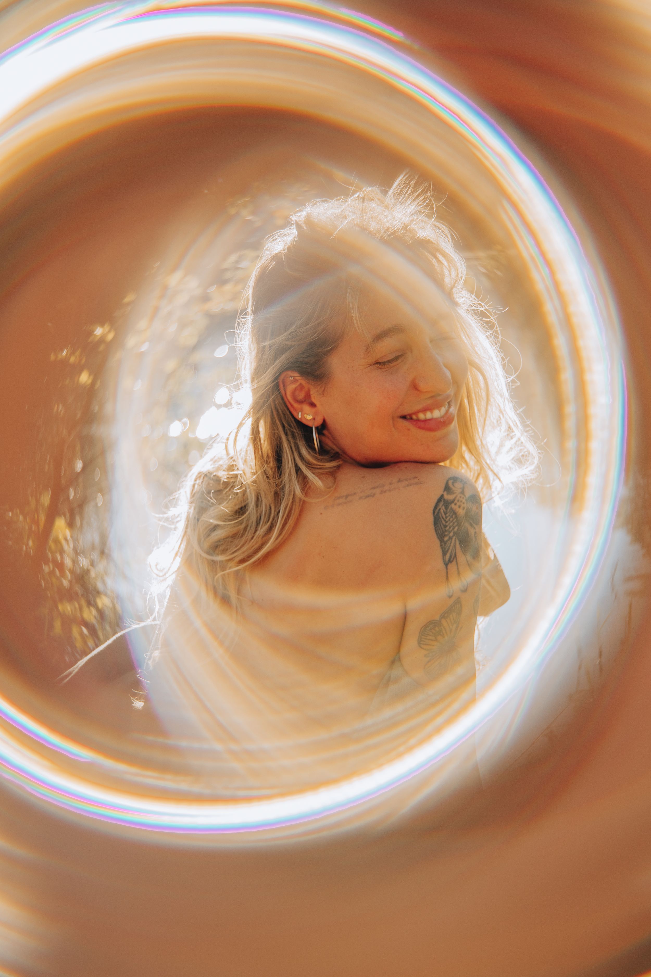 femme blonde portrait extérieur lumière chaude de fin de journée