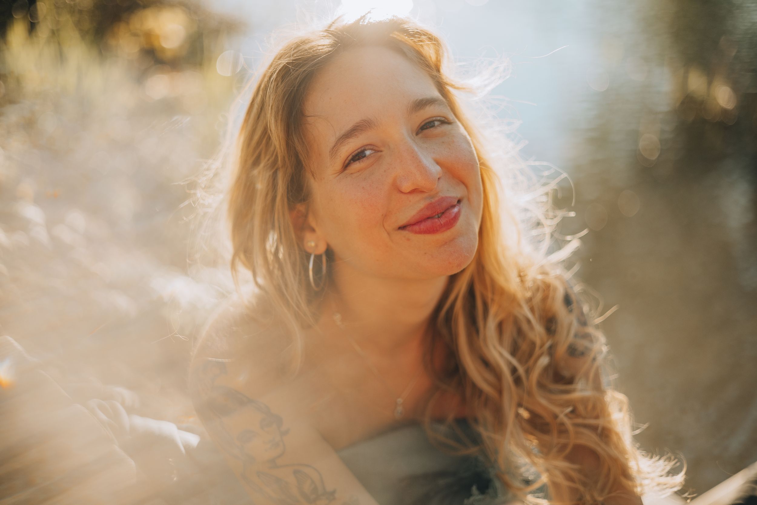 portrait femme souriante naturel en lumière de printemps à Toulouse