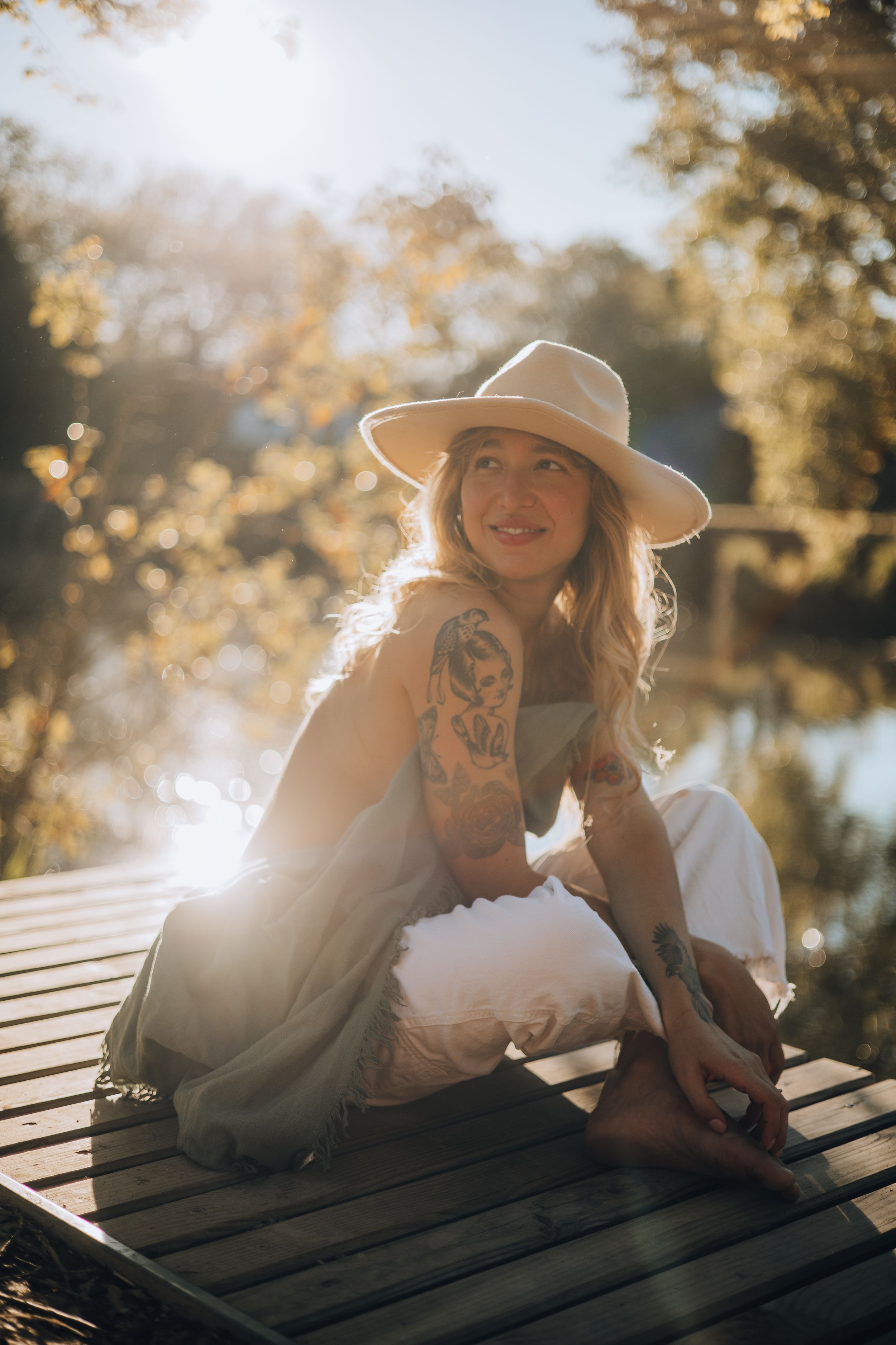 shooting photo femme blonde en extérieur à Toulouse lumière dorée
