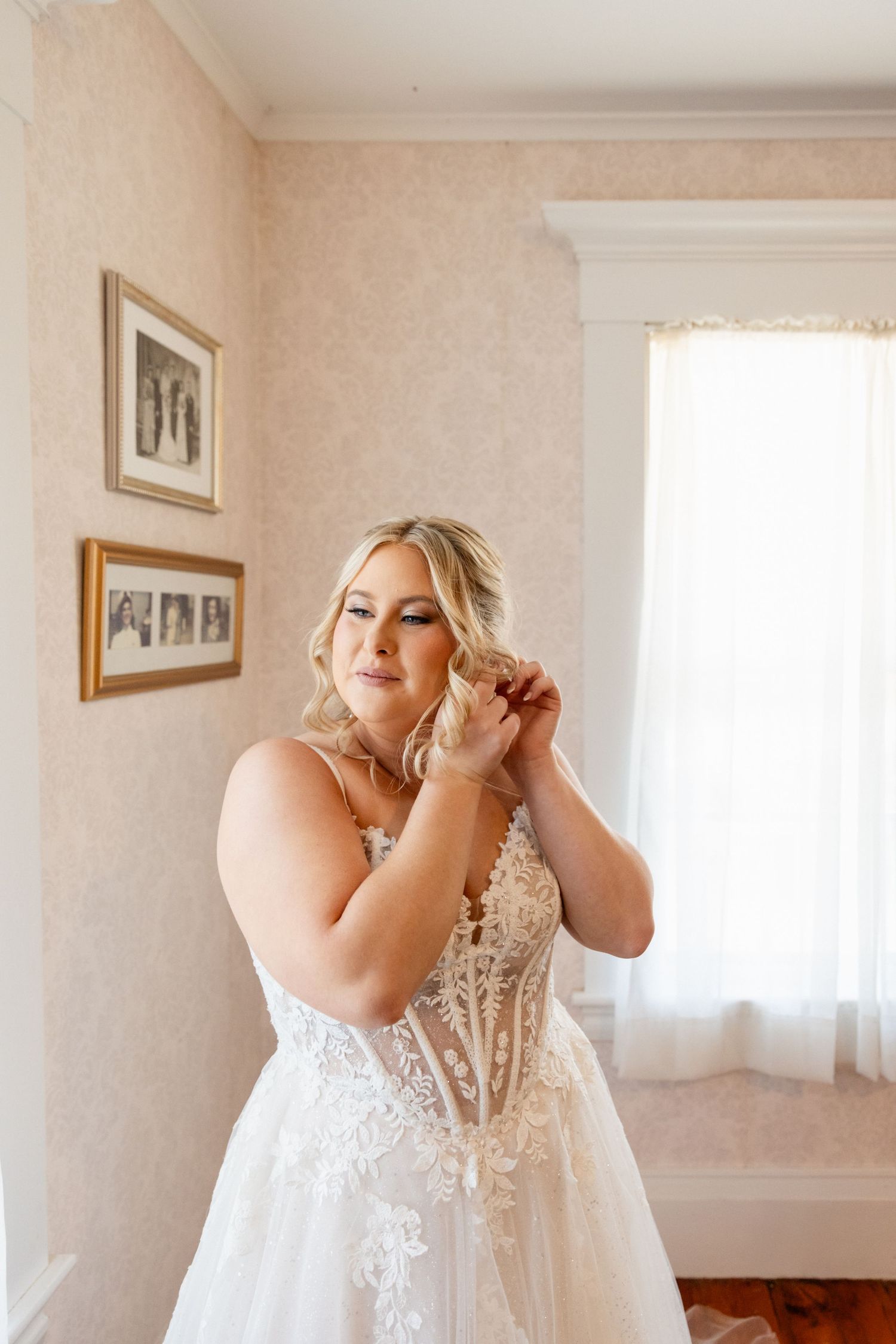 Kitz Farm Wedding Photographer NH Bridal Suite, Getting Ready, Bouquet, Southern NH Documentary Wedding Photographer, NH Barn Wedding Venue