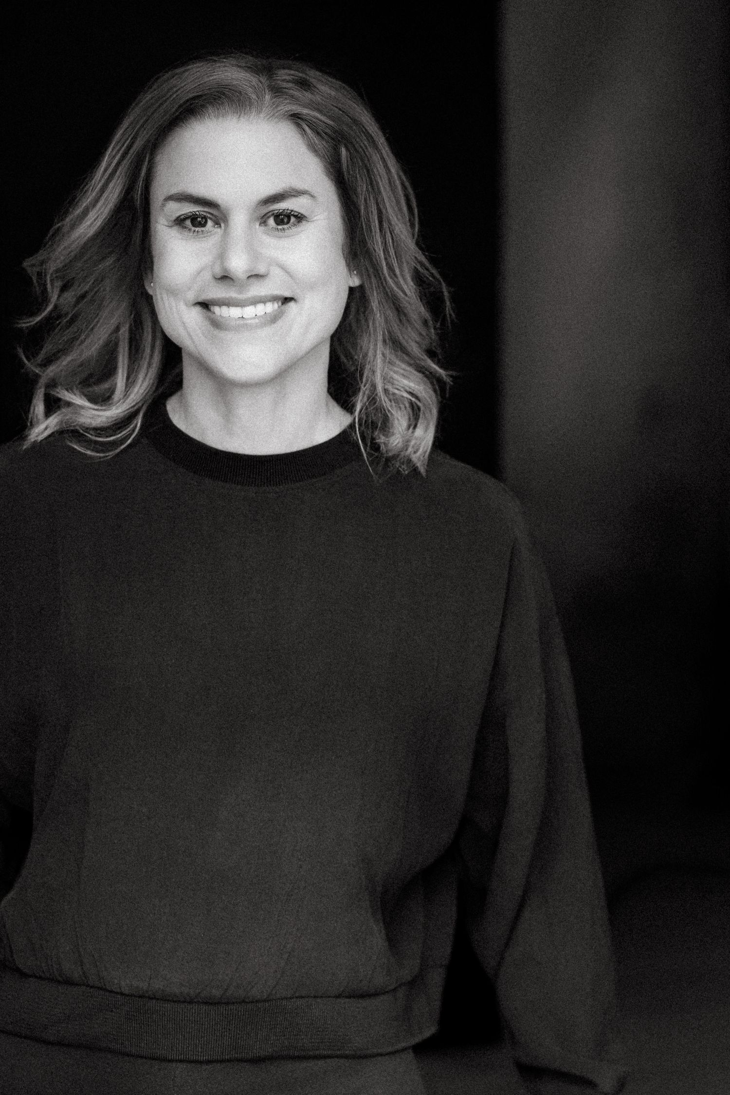 Professionelles authentisches schwarzweiß Sedcard-Foto einer Schauspielerin - Agenturfotos -lockere People-und Lifestyle-Fotografie