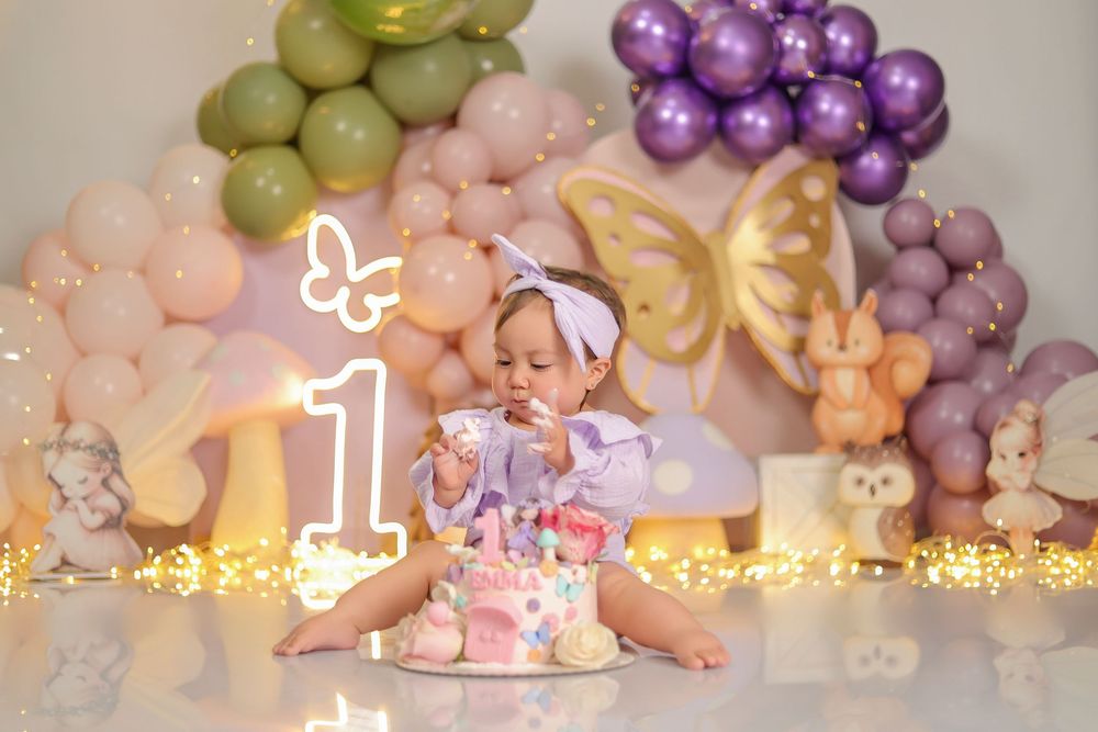 Fotógrafo Cake Smash en Quito para sesión de fotos de primer año con decoración temática y pastel personalizado en estudio.
