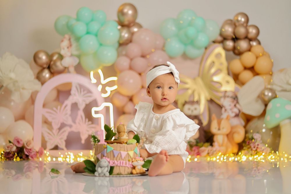 Sesión de fotos de seguimiento mes a mes en Quito para bebés en estudio profesional con escenarios personalizados.