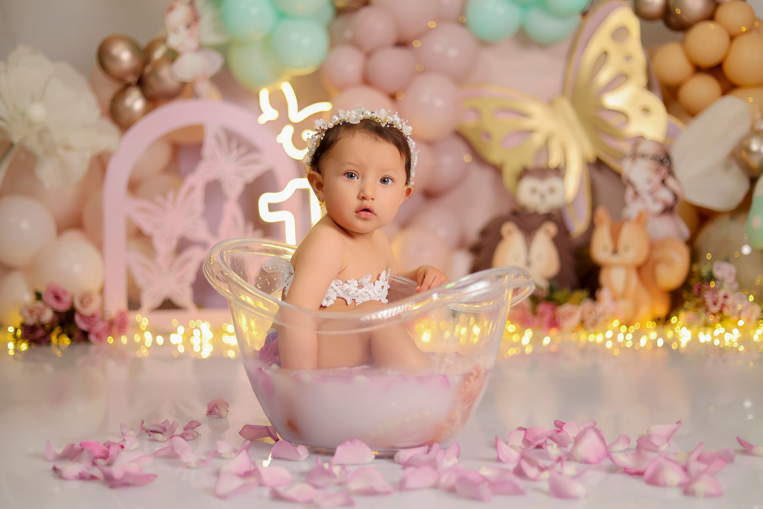 Fotógrafo Cake Smash en Quito para sesión de fotos de primer año con decoración temática y pastel personalizado en estudio.