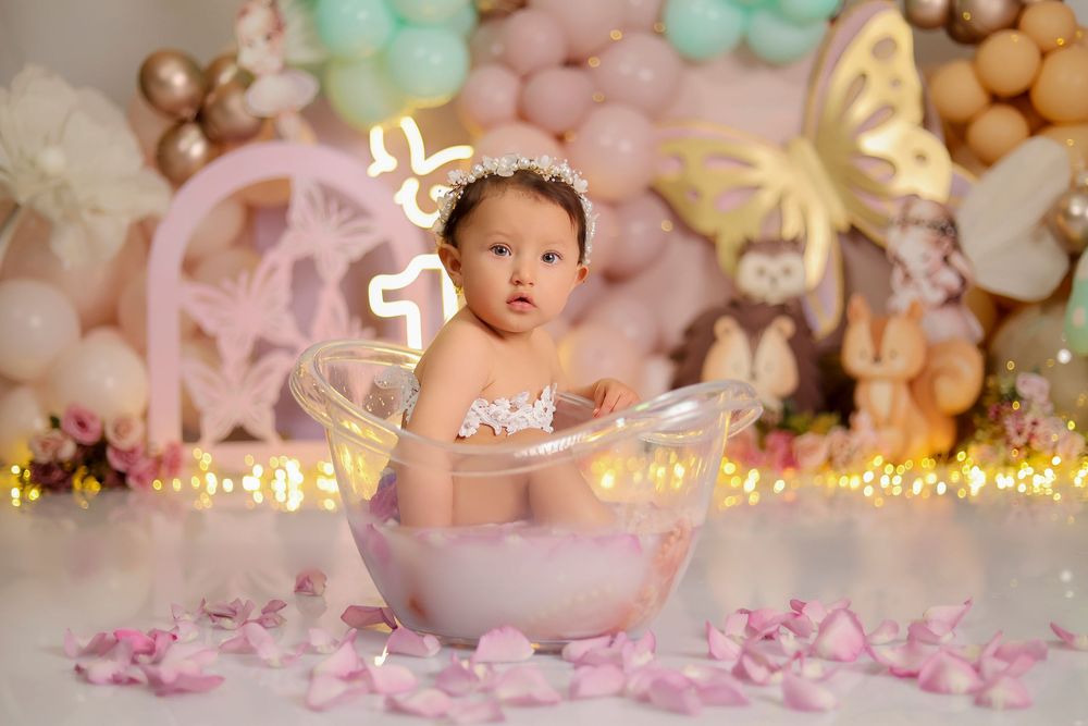 Fotógrafo Cake Smash en Quito para sesión de fotos de primer año con decoración temática y pastel personalizado en estudio.