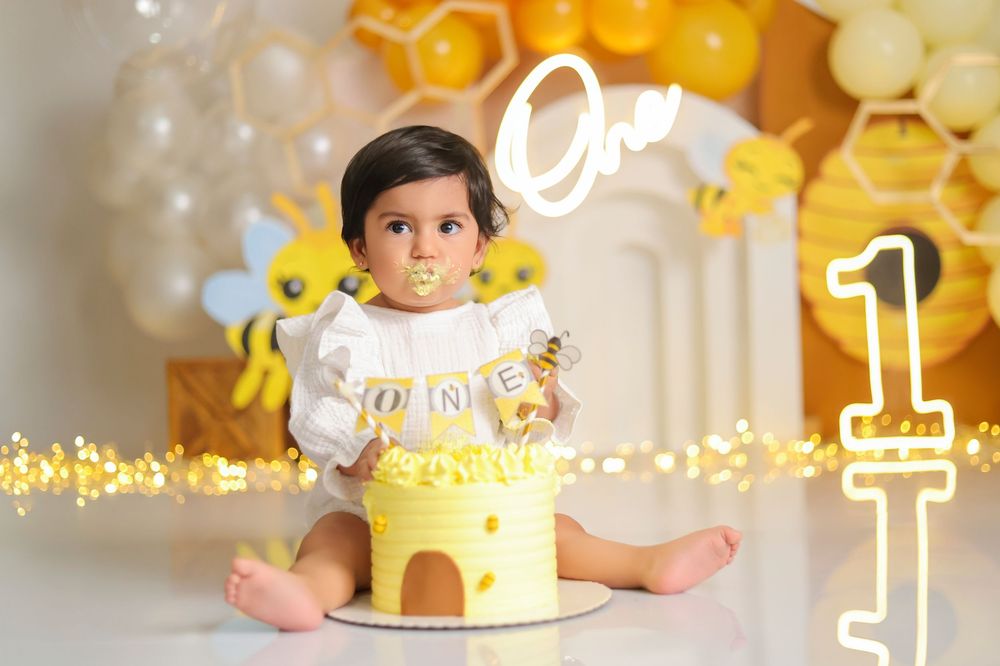 Fotógrafo Cake Smash en Quito para sesión de fotos de primer año con decoración temática y pastel personalizado en estudio.