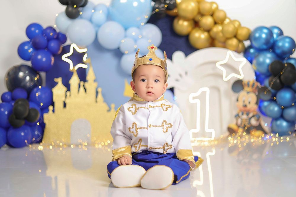 Fotógrafo Cake Smash en Quito para sesión de fotos de primer año con decoración temática y pastel personalizado en estudio.