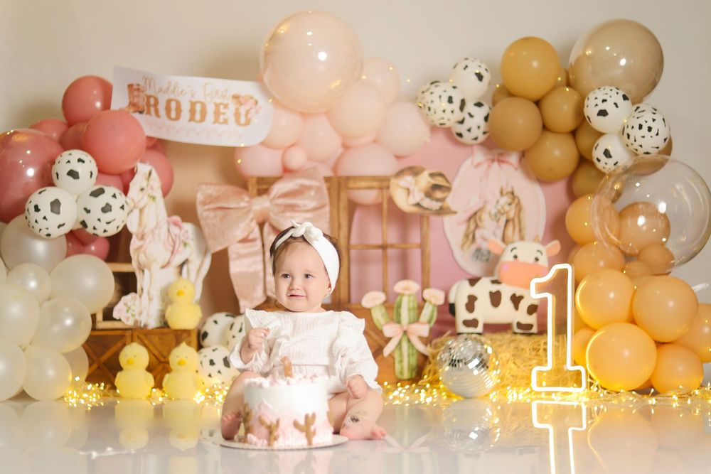 Sesión de fotos de seguimiento mes a mes en Quito para bebés en estudio profesional con escenarios personalizados.