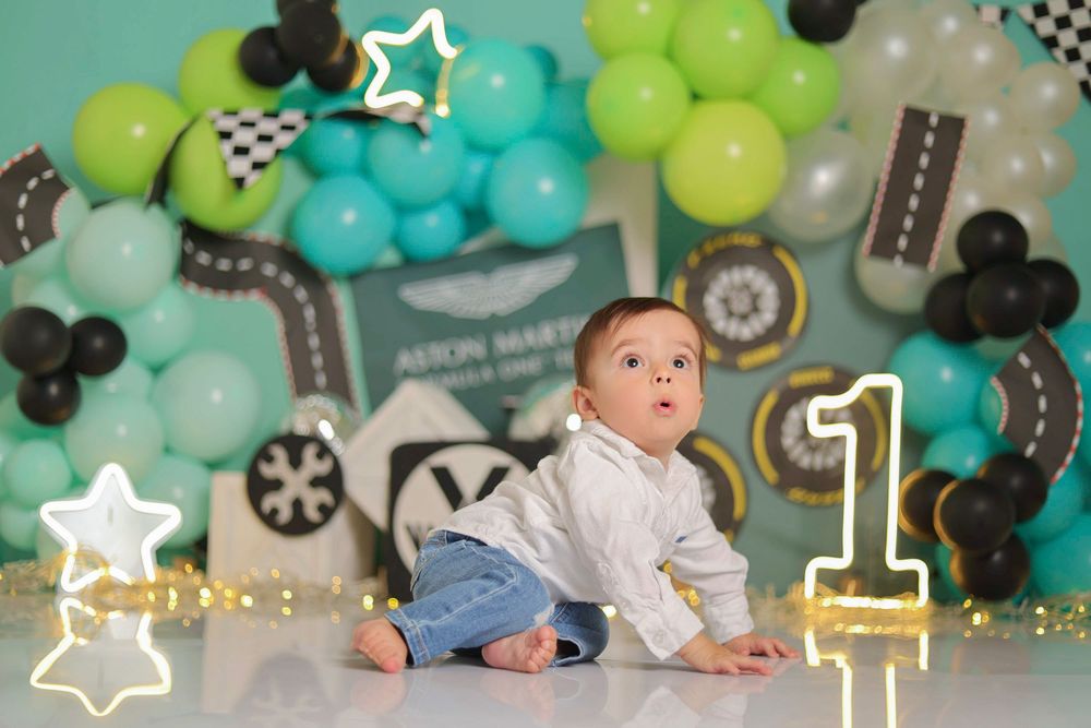 Fotógrafo Cake Smash en Quito para sesión de fotos de primer año con decoración temática y pastel personalizado en estudio.