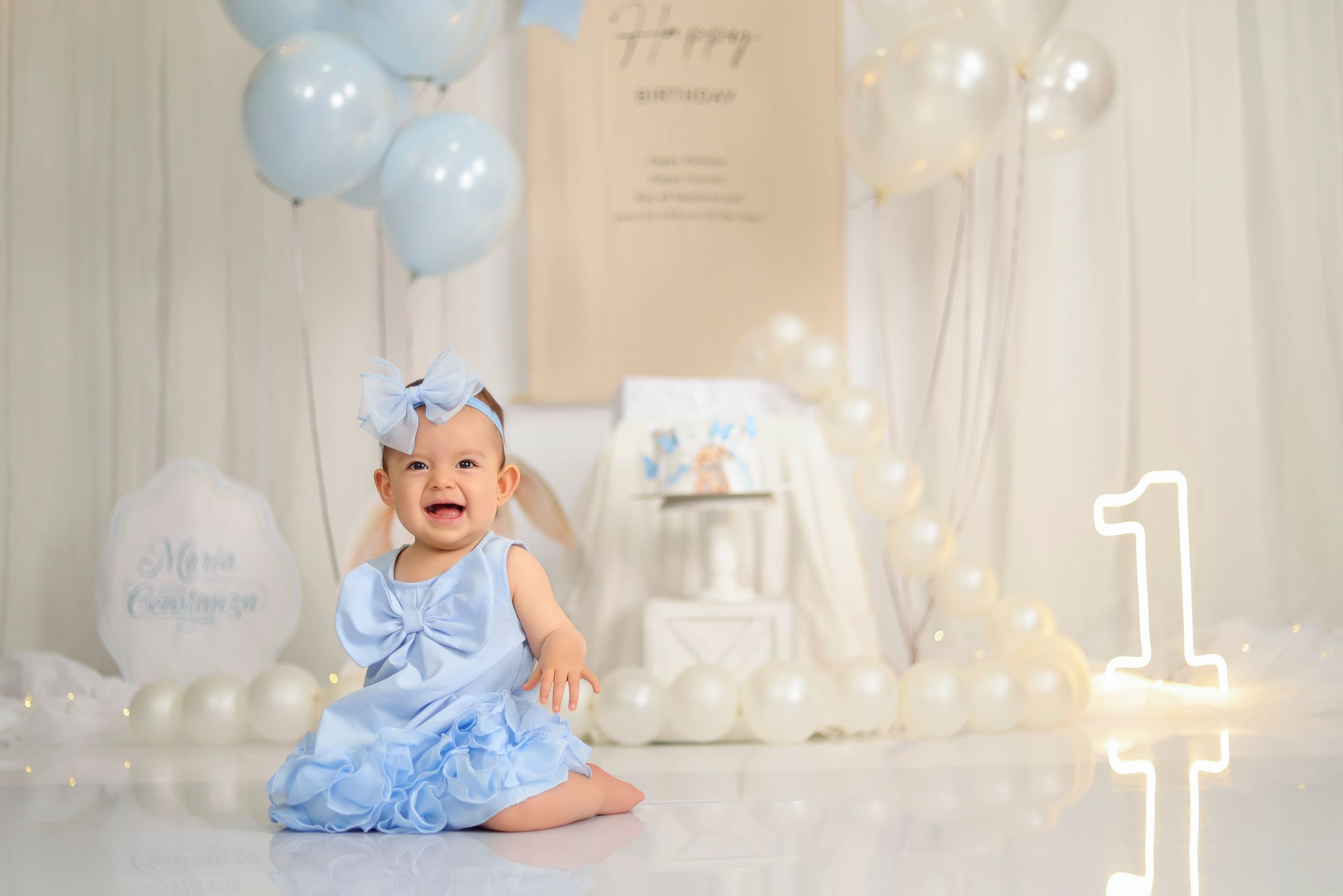 Fotógrafo Cake Smash en Quito para sesión de fotos de primer año con decoración temática y pastel personalizado en estudio.