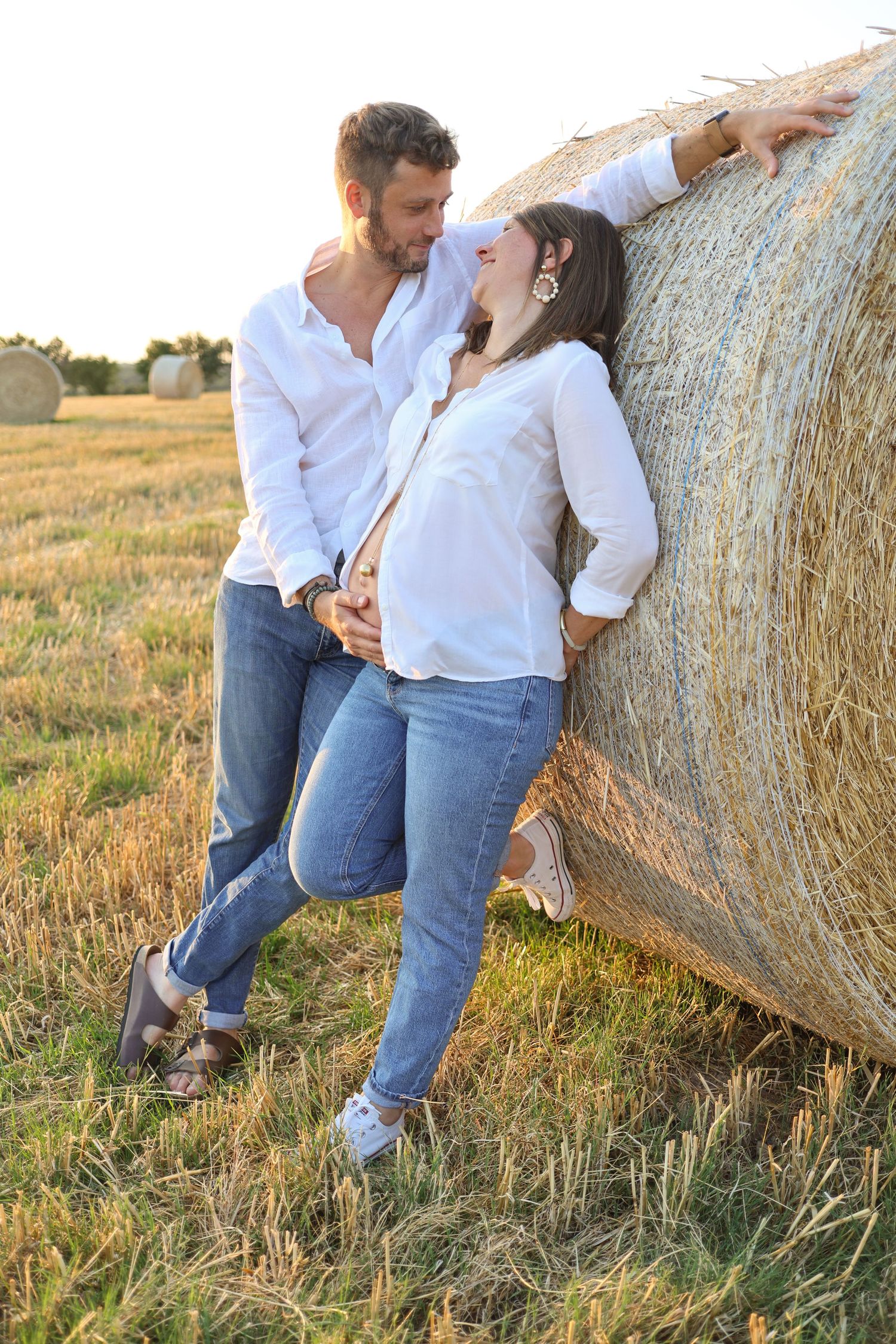 Portrait de futurs parents lors d'un shooting photo maternité en plein air, couple complice champêtre.
Lumeria Photo Montfort sur meu