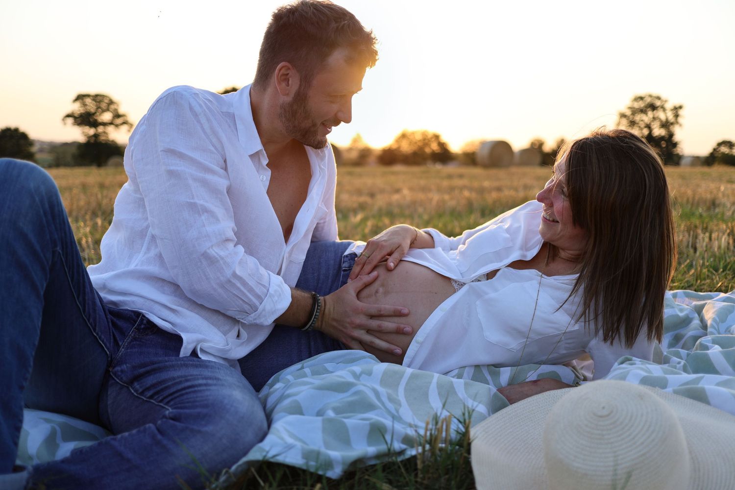 golden hour grossesse  couple bohème prairie
Lumeria Photo Montfort sur meu