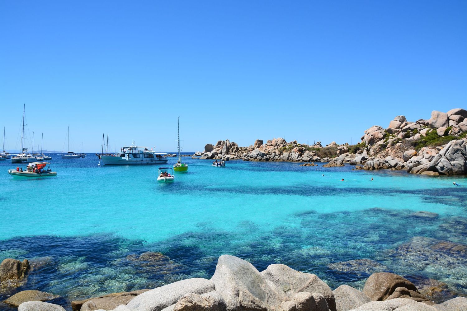 archipel des îles lavezzi au large de bonifacio en corse avec bateaux, catamaran dans l'eau turquoise