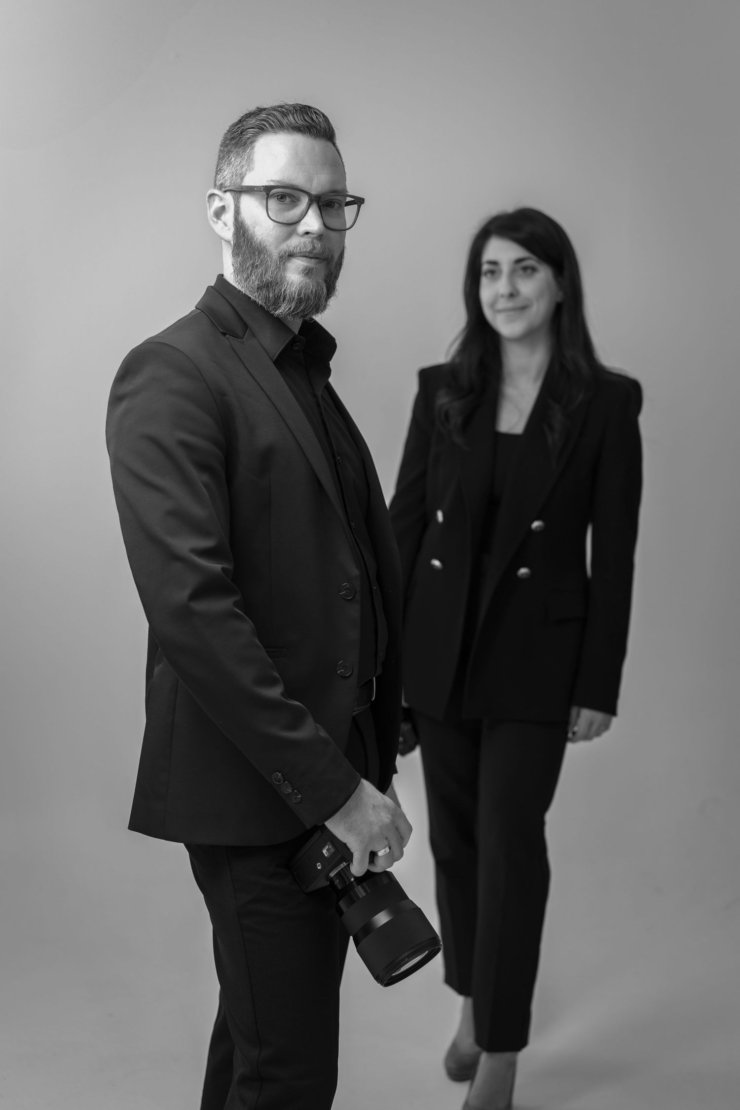 Photographe et vidéaste mariage de luxe posant ensemble en portrait professionnel