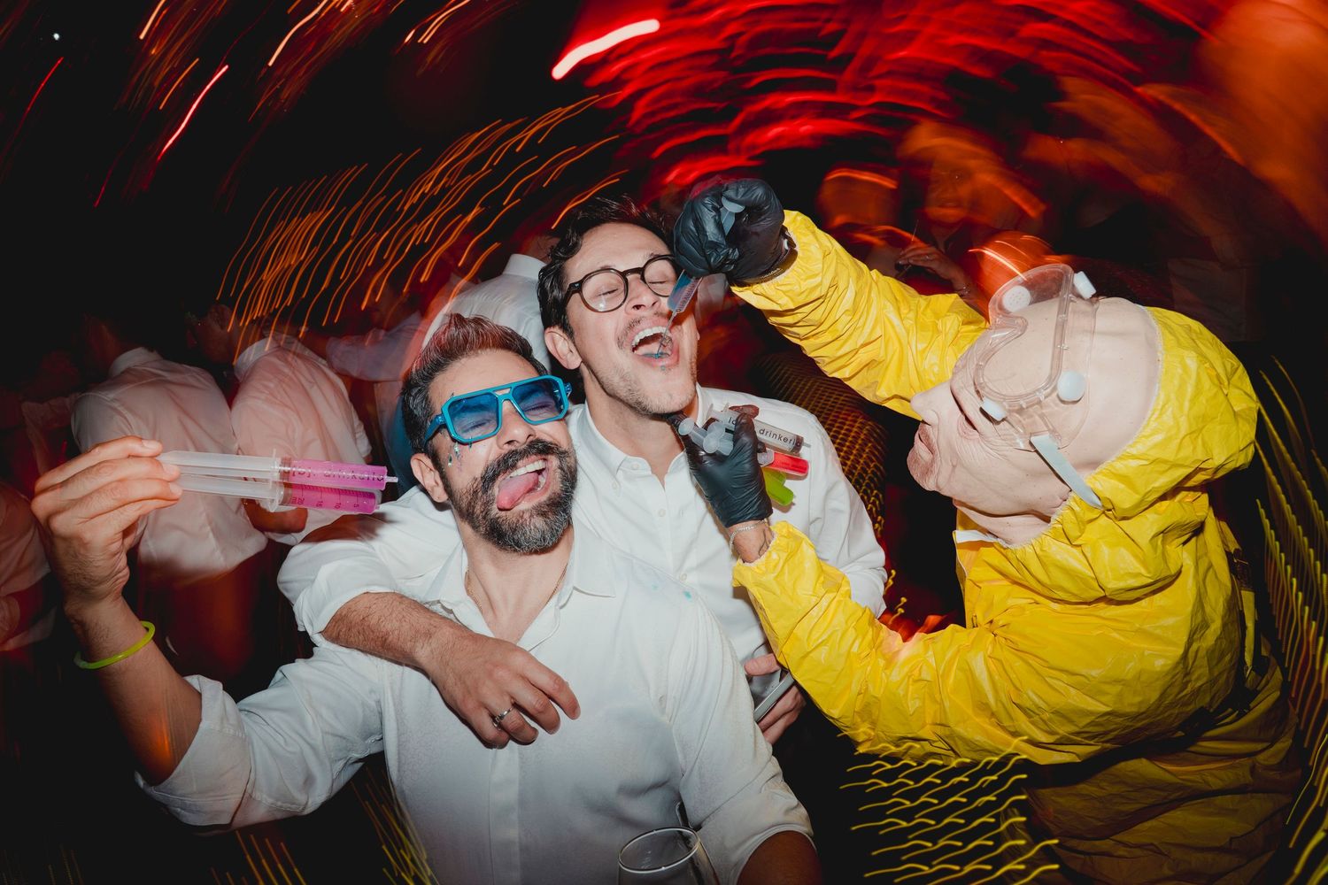 Invitados celebrando en la fiesta de una boda en Santiago