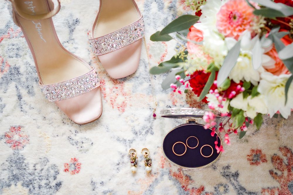 Flatlay eines herbstlichen Brautstraußes in rottönen und Eukalyptus, Betsey Johnson Brautschuhe, Ehe- und Verlobungsring