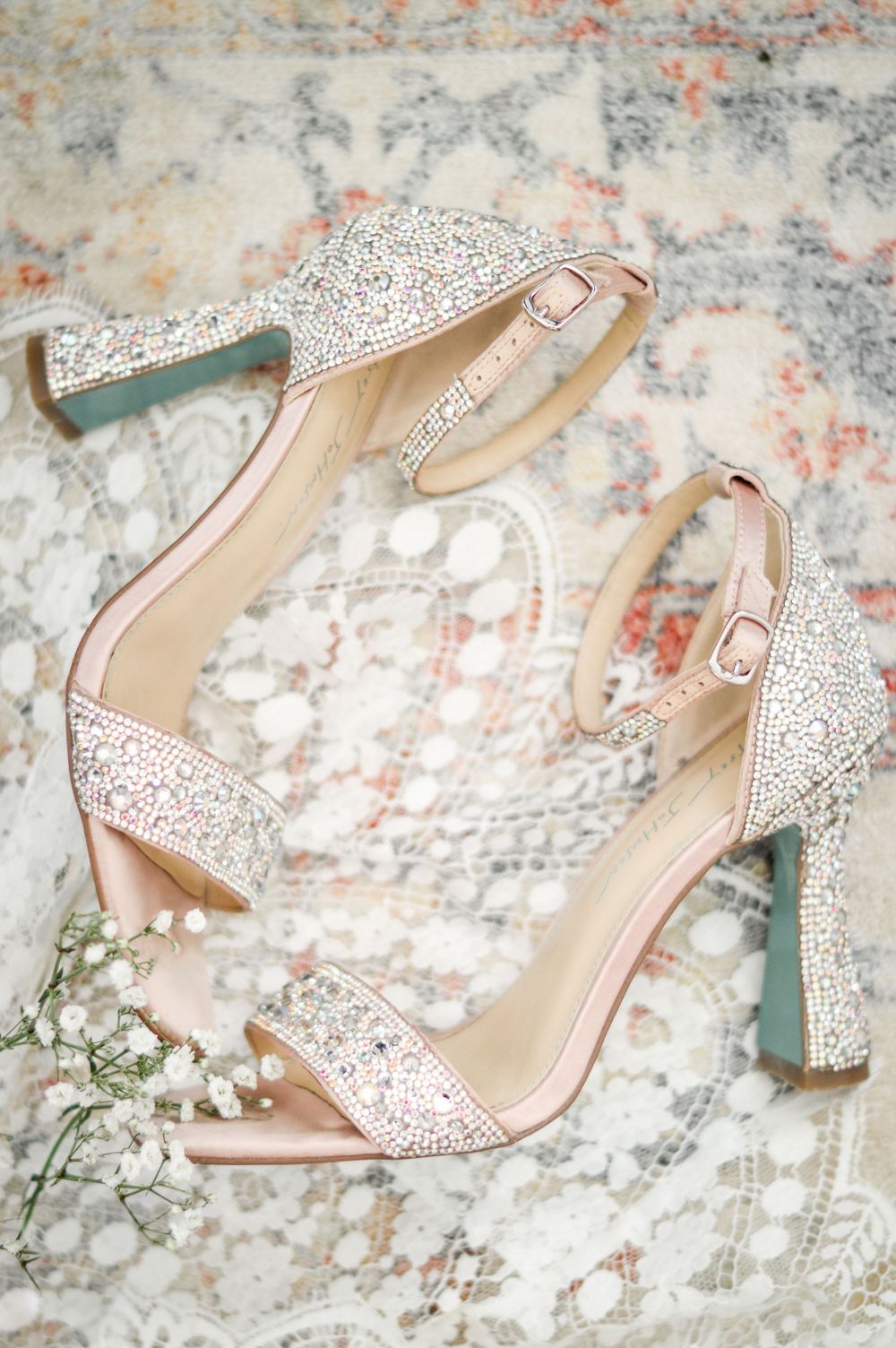 Flatlay der glitzernden Brautschuhe von Betsey Johnson. Modell: Blue by Betsey Johnson DANI - High