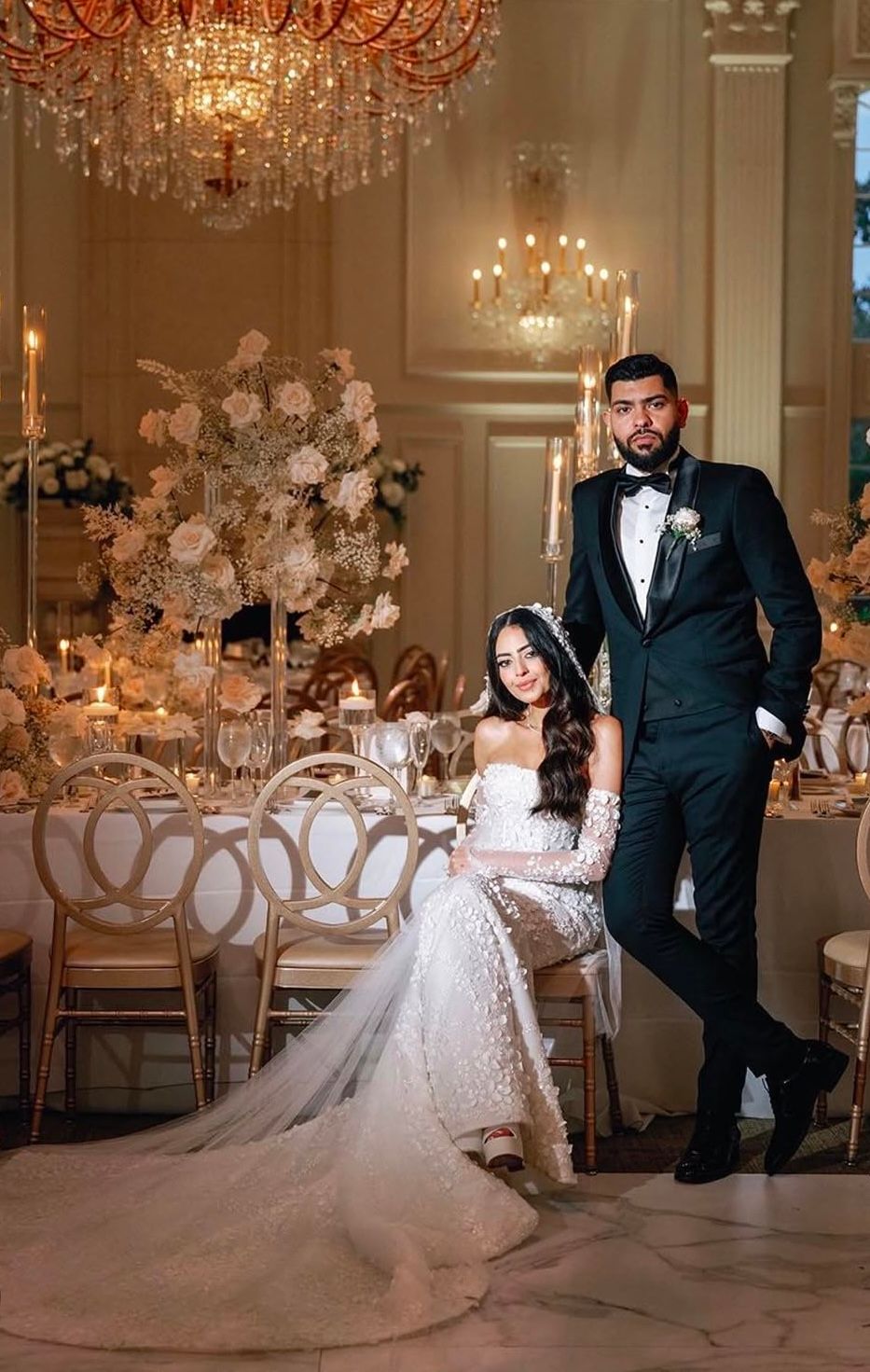 Brautpaar an Hochzeitstisch im Schloss Albrechtsberg