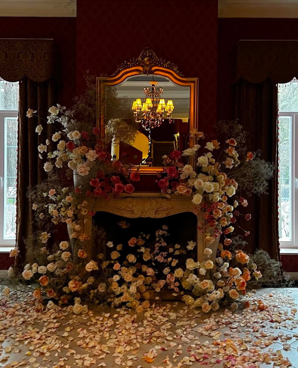 Kamin in einem Schloss mit vielen Blumen
