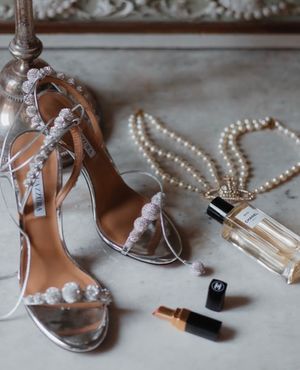 Brautschuhe, Schmuck, Parfum und Lippenstift