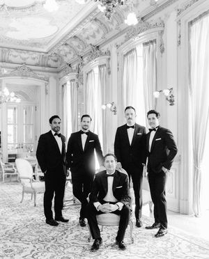 Bräutigam mit Best Mans im Schloss